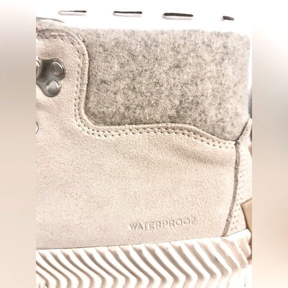 Sorelš¤Out N About III Conquest Beige Waterproof Boot - Picture 8 of 13